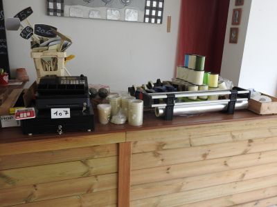 une machine à café posée sur un comptoir dans un café