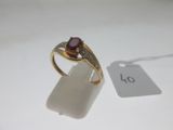 une image représentant une bague en or sertie d'un rubis et de diamants