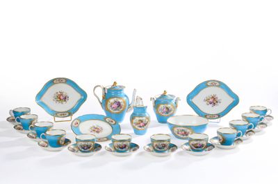 beaucoup de tasses et soucoupes à thé et à café bleues et blanches