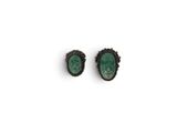 une paire de boucles d'oreilles en jade vert sur fond blanc