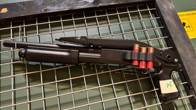 un pistolet posé sur une grille métallique