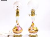 paire de lampes anciennes en porcelaine ornées de scènes peintes à la main