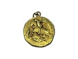 une pièce d'or sur laquelle est assise une femme