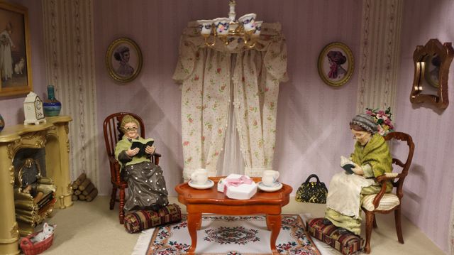 Diorama. Composition miniature, dans une vitrine en bois, vitre e...