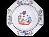 une assiette sur laquelle est représentée une femme et un homme dans un bateau