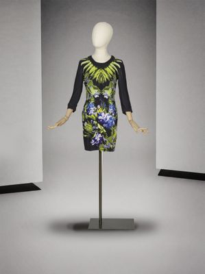 l'image d'un mannequin portant une robe à fleurs