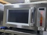 un micro-ondes posé sur une étagère dans une cuisine
