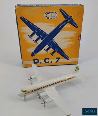 un petit avion en jouet posé devant une boîte