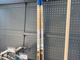 de nombreux outils exposés dans un magasin