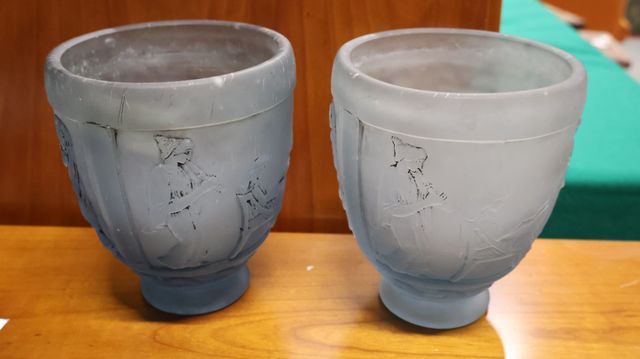 Georges DE FEURE (1868-1943). Paire de vases en verre moulé-press...