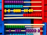 Une image représentant un abaque coloré est exposée dans un magasin.