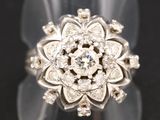 Gros plan sur une bague ornée d'une fleur
