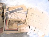 une pile de vieilles lettres et de papiers sur une table
