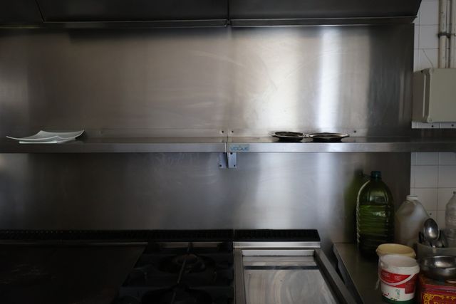 Deux tablettes inox murales. L : 2 X 120 cm