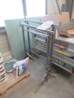 a picture of a machine that is sitting in a garage