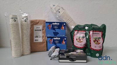 de nombreux objets posés sur une table