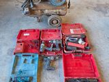 un tas d'outils posé par terre à côté d'un chariot élévateur