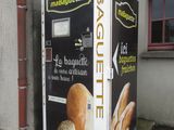 un distributeur automatique installé contre un immeuble