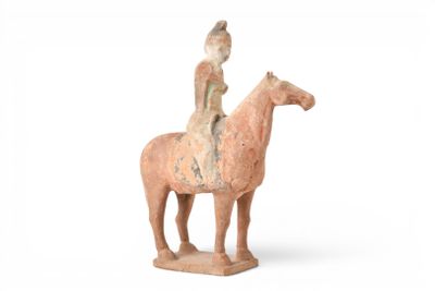 une statue représentant une femme à cheval sur fond blanc