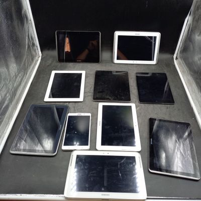 de nombreux types d'appareils électroniques exposés dans une vitrine
