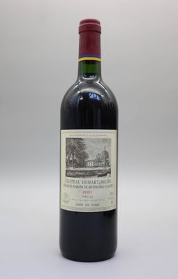 la bouteille de vin rouge est posée sur la table