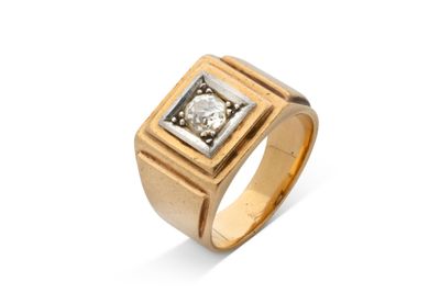 une bague en or avec un diamant serti au centre