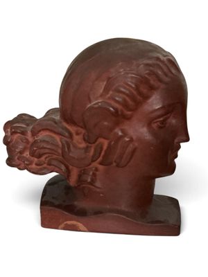 sculpture représentant la tête d'une femme avec une fleur dans les cheveux