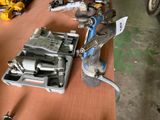 de nombreux outils posés sur une table