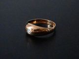 l'image d'une bague en or ornée d'un diamant