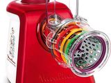 un extracteur de jus rouge contenant tout un tas de gobelets de différentes couleurs
