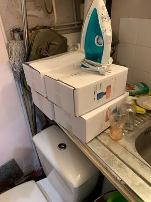 des toilettes blanches situées à côté d'un lavabo dans une salle de bains