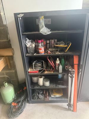 une armoire métallique sur laquelle sont posés de nombreux objets