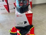 un casque posé sur une boîte