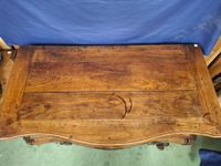 Commode tombeau en noyer mouluré ouvrant par trois tiroirs, … (photo 2)