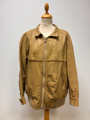Blouson cuir beige (tâches et usures) et un imperméable. Taille 4...
