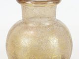 un vase en verre orné d’un motif doré