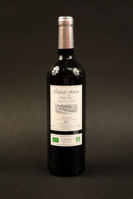 une bouteille de vin posée sur une table