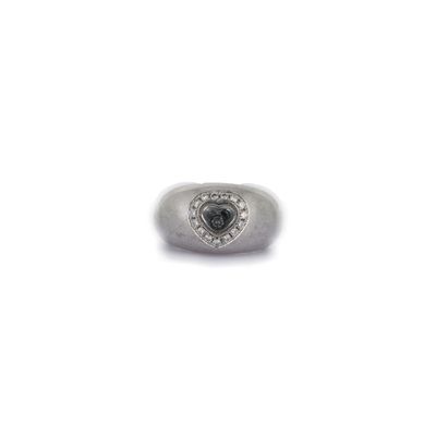 une image d'une bague ornée d'un diamant noir en forme de cœur