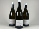 trois bouteilles de vin posées sur une table