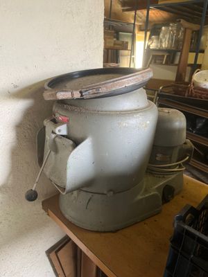 un vieux mixeur posé sur une table en bois