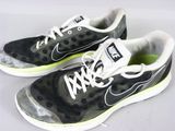 une paire de baskets noires et blanches à pois