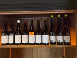 Des bouteilles de vin sont alignées sur une étagère dans un caviste