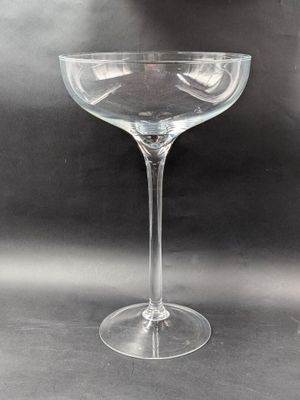 un verre à vin posé sur une table