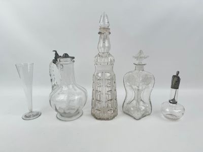 un grand nombre d'objets en verre posés sur une table