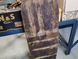 un vieux skateboard posé sur une table dans un garage
