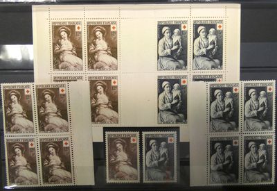de nombreux timbres exposés sur une table