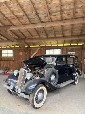 une voiture noire dans un garage, le capot ouvert