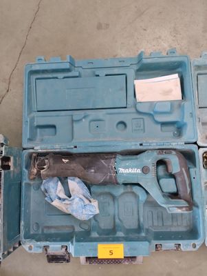 une caisse à outils bleue avec des outils sur le sol