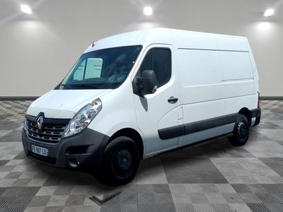la photo d'une camionnette blanche garée sur un sol en damier