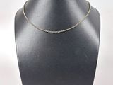gros plan d'un collier sur un mannequin sur fond blanc